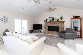 4 Bedroom Lakefront Home with Private Beach on Cedar Point Chaussee